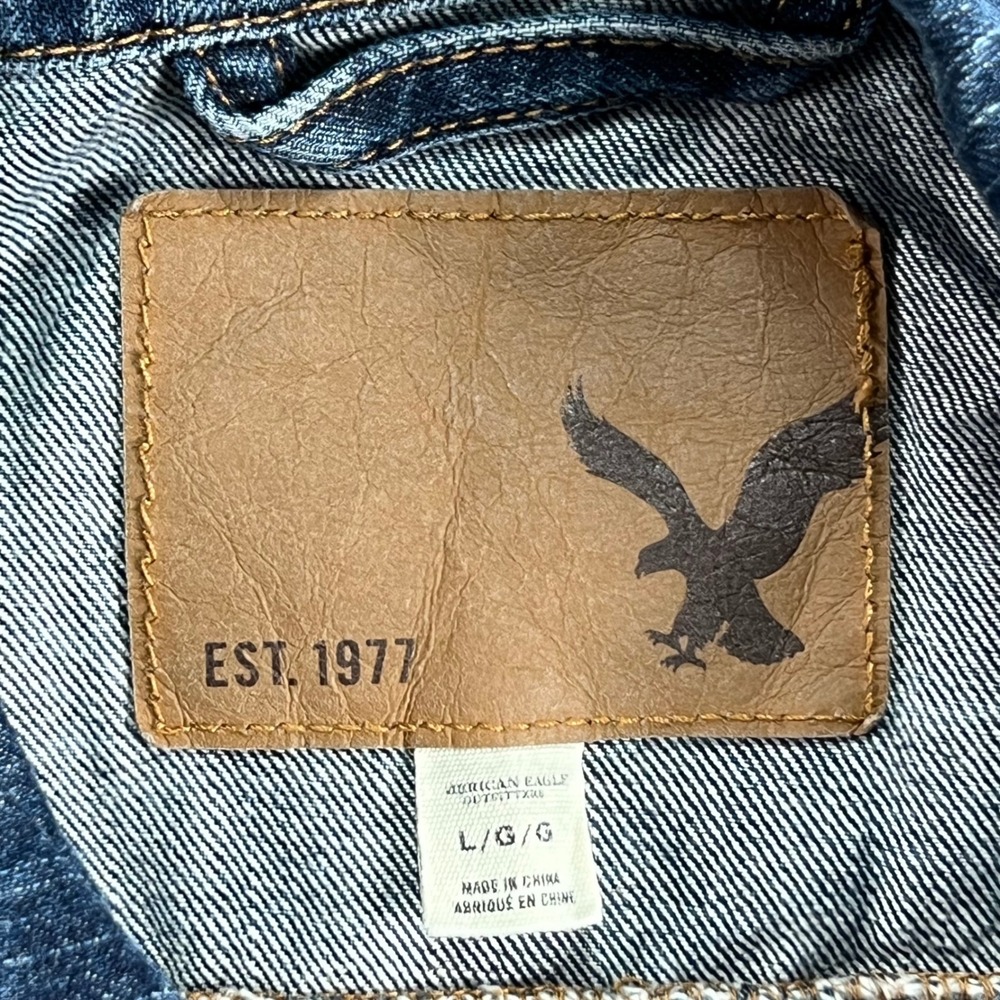 American Eagle Mens Denim Trucker Jacket Blue Medium Distressed Cotton Jean - Picture 2 of 7